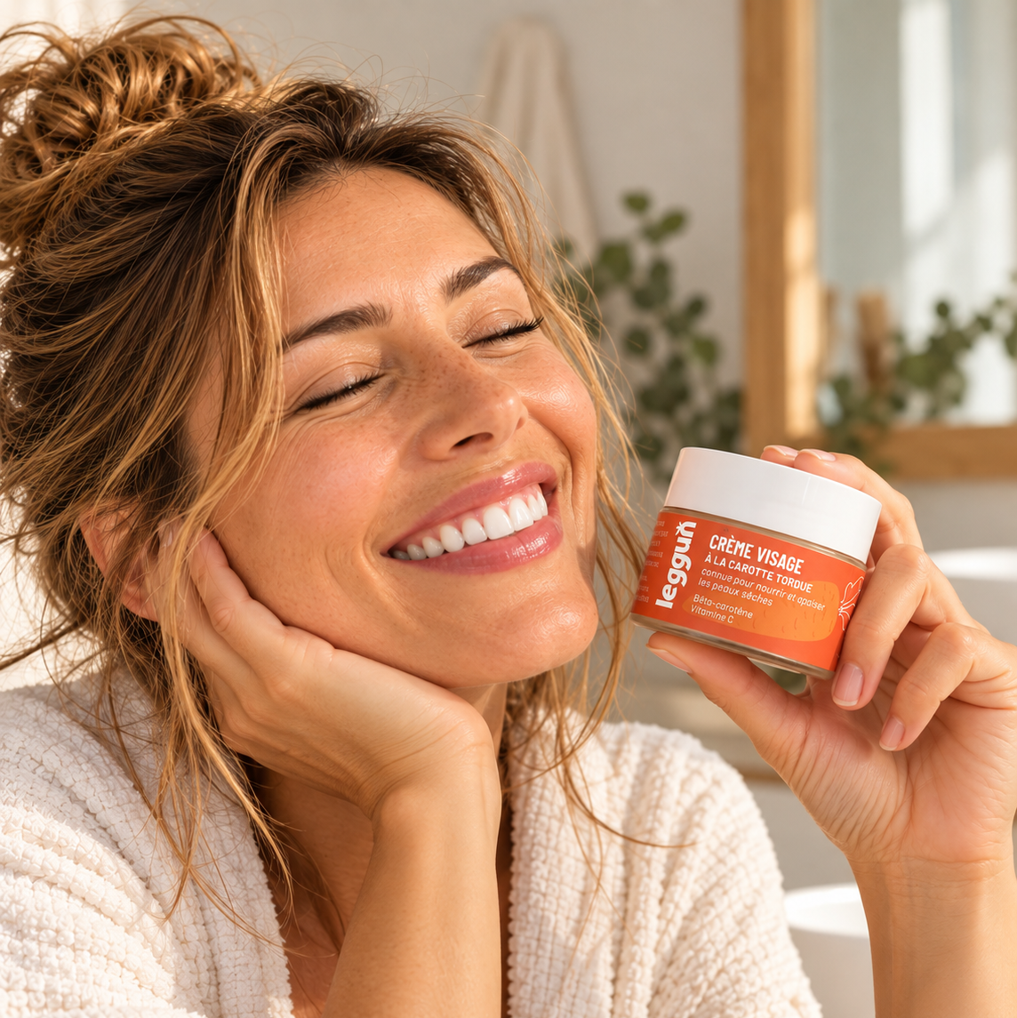 femme qui est heureuse de sa crème visage Leggun