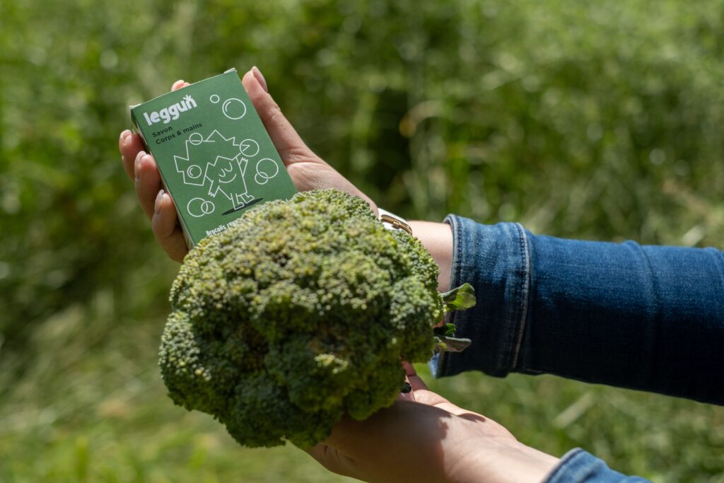 Un brocoli joufflu affiché au coté du savon