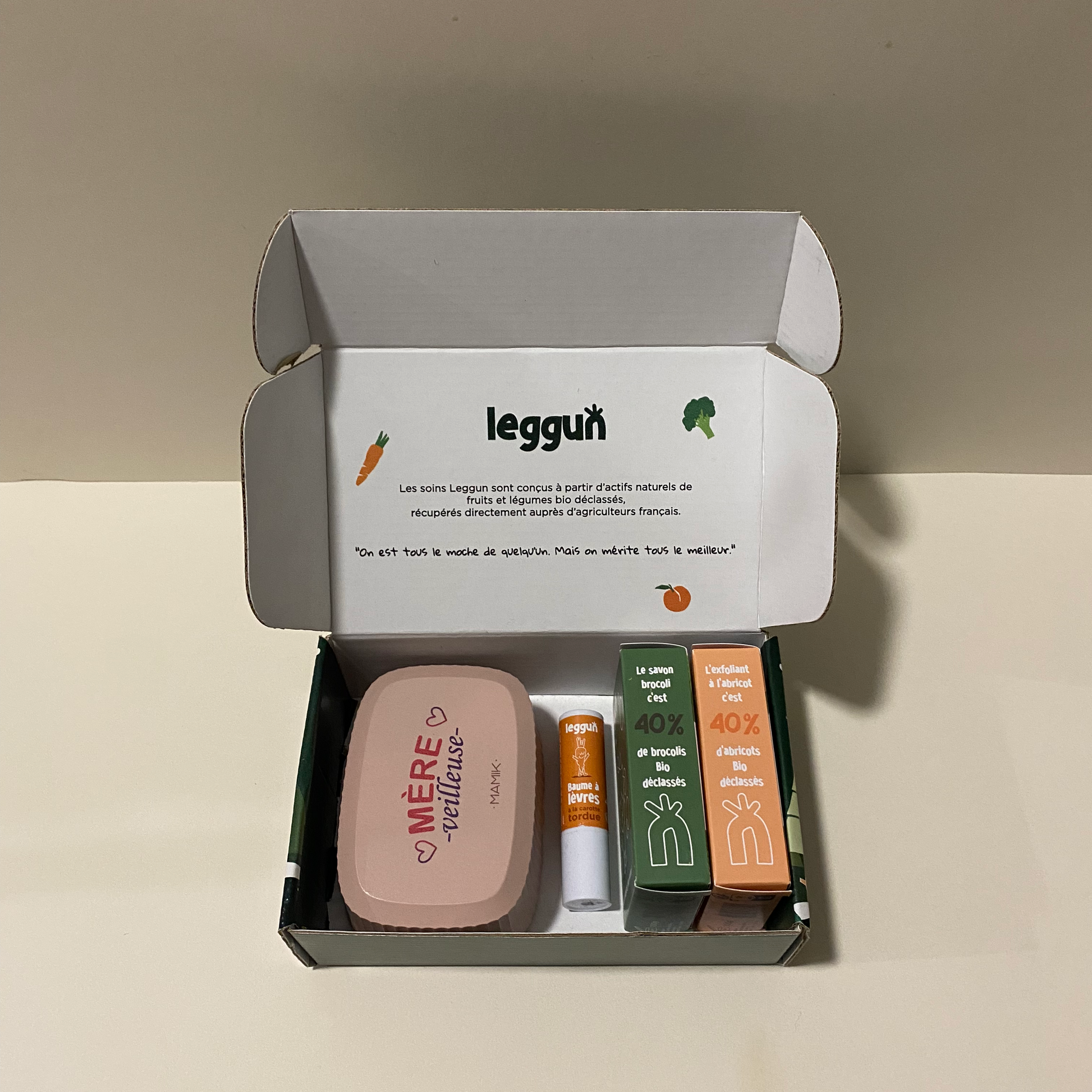 Coffret gourmand ouvert avec ses soins naturels antigaspi